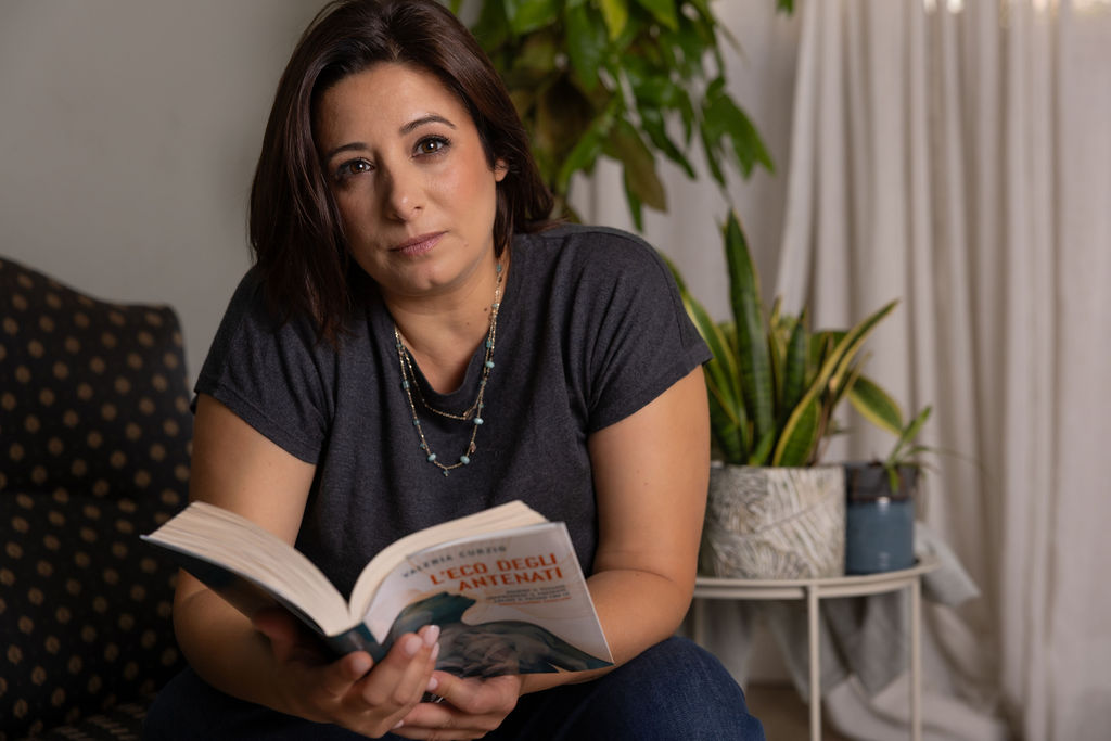 Valeria Curzio con il libro L'Eco degli Antenati